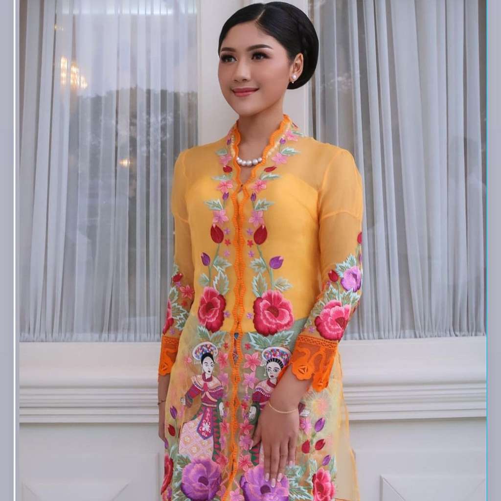 Erina Gudono dengan kebaya encim