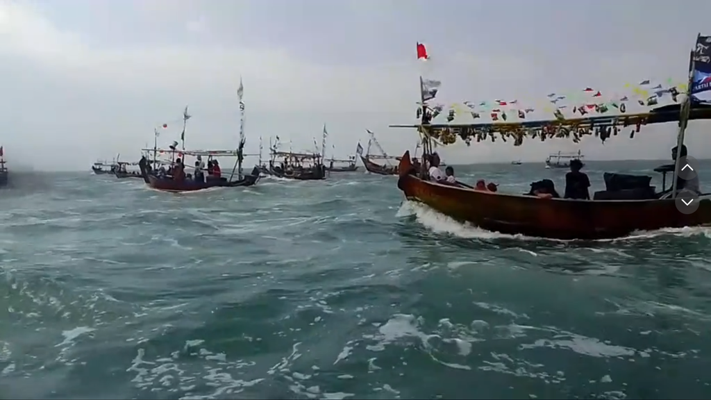 Keren! Momen Ramai-Ramai Berlayar di Tengah Laut Pakai Backsound One Piece, Versi Kearifan Lokal