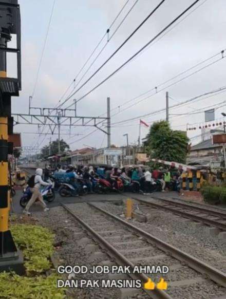 Viral puluhan pengendara motor bikin kemacetan di palang pintu rel kereta api.