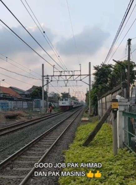 Viral puluhan pengendara motor bikin kemacetan di palang pintu rel kereta api.