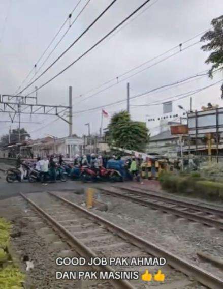 Viral puluhan pengendara motor bikin kemacetan di palang pintu rel kereta api.
