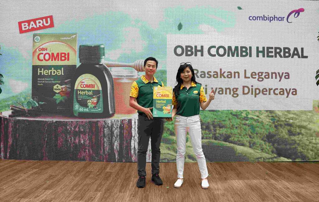 Weitarsa Hendarto, Senior Vice President Marketing & International Operations COMBIPHAR dan Cindy Gunawan, Senior General Manager Marketing Consumer Health COMBIPHAR