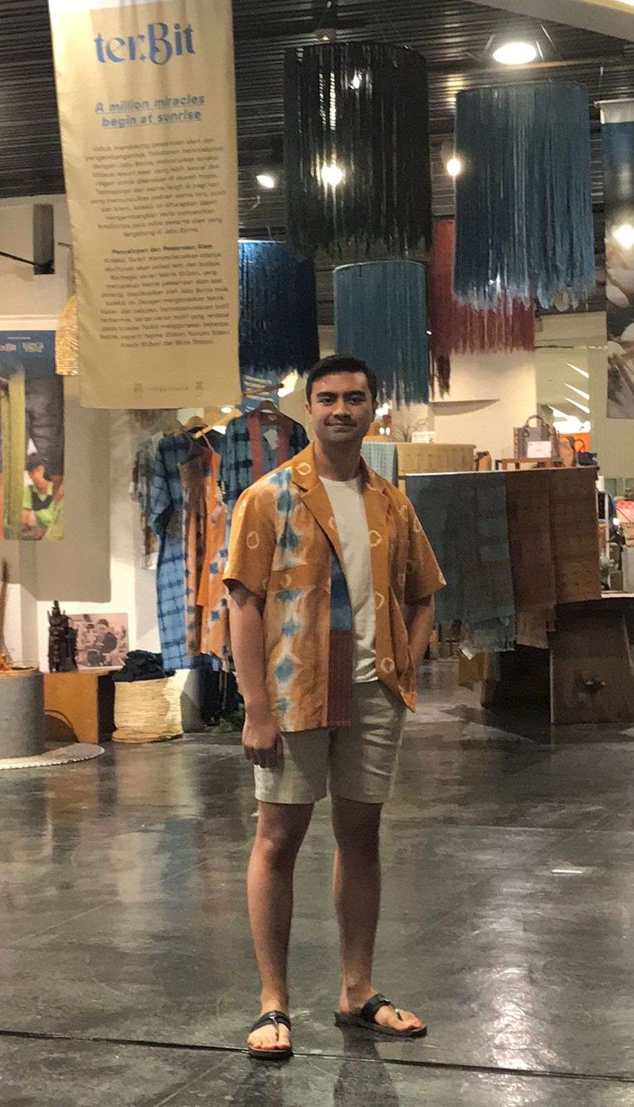 Koleksi Resort Wear dengan Pewarna Alami, Warna Kalem dan Aman di Kulit