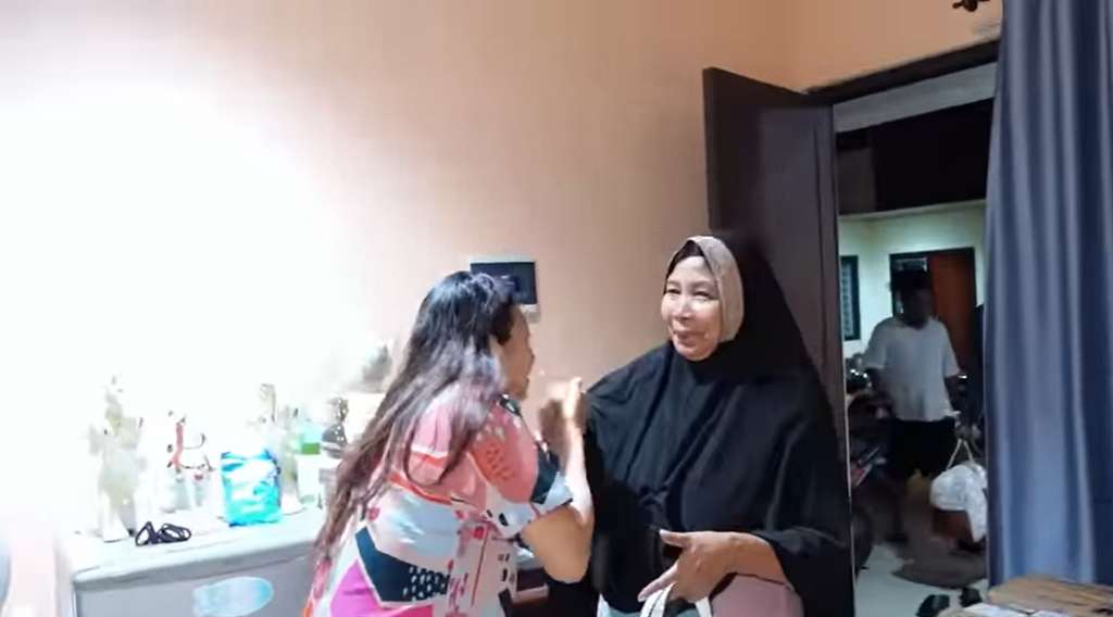 Potret kedekatan Indah dan mertua