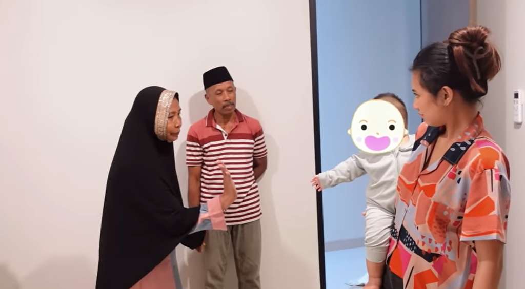 Potret kedekatan Indah dan mertua