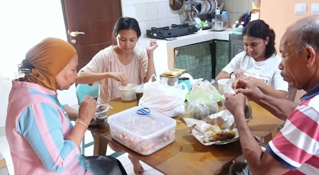Potret kedekatan Indah dan mertua