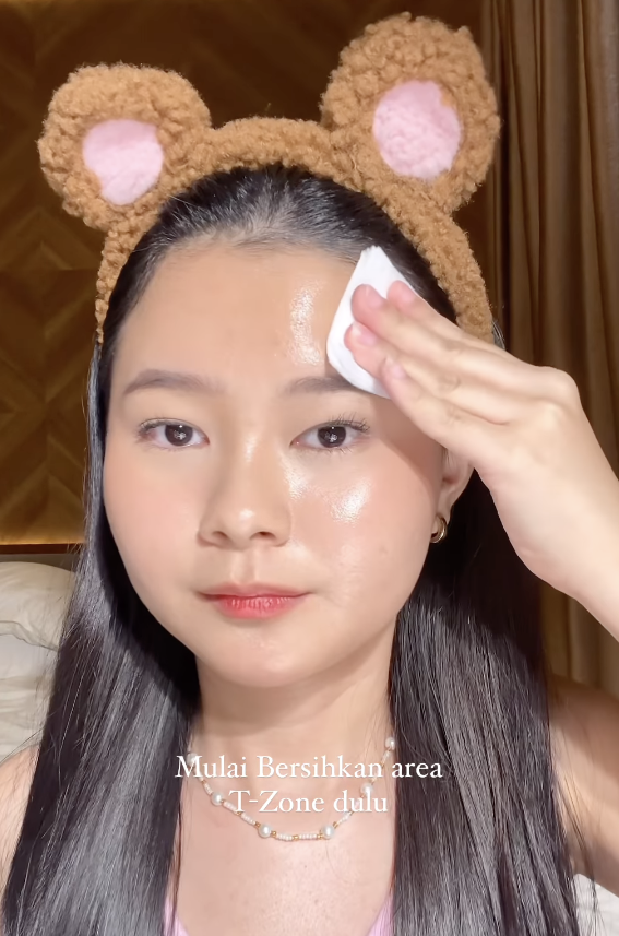 Membersihkan Wajah