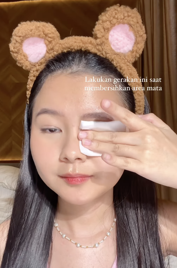 Membersihkan Wajah