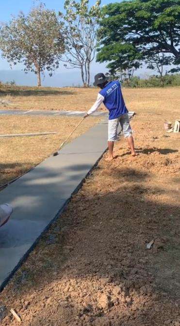 Tukang santuy injak semen masih basah sampai tinggalkan jejak.