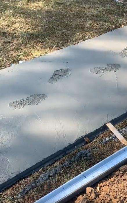 Tukang bangunan santuy injak semen masih basah sampai tinggalkan jejak.