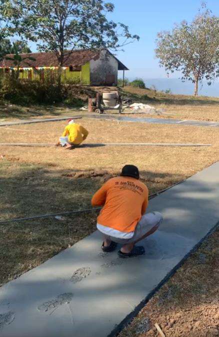 Tukang bangunan santuy injak semen masih basah sampai tinggalkan jejak.