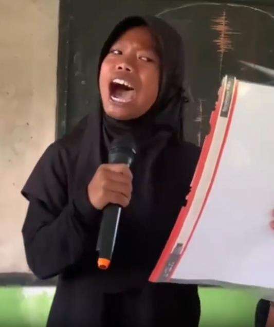 Viral aksi siswi SD baca puisi bak seniman kawakan.