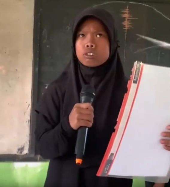 Viral aksi siswi SD baca puisi bak seniman kawakan.