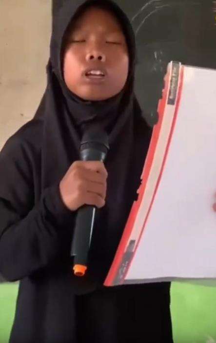 Viral aksi siswi SD baca puisi bak seniman kawakan.