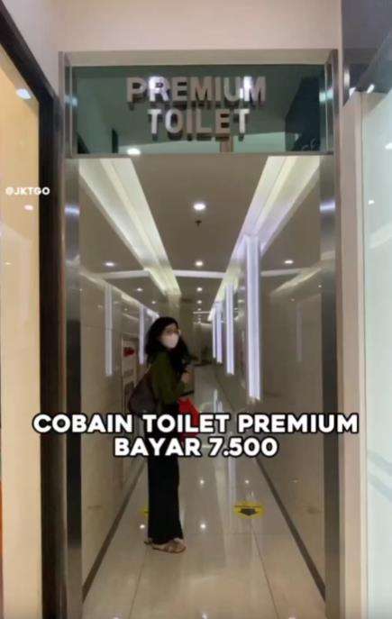 Toilet premium berbayar di pusat perbelanjaan.