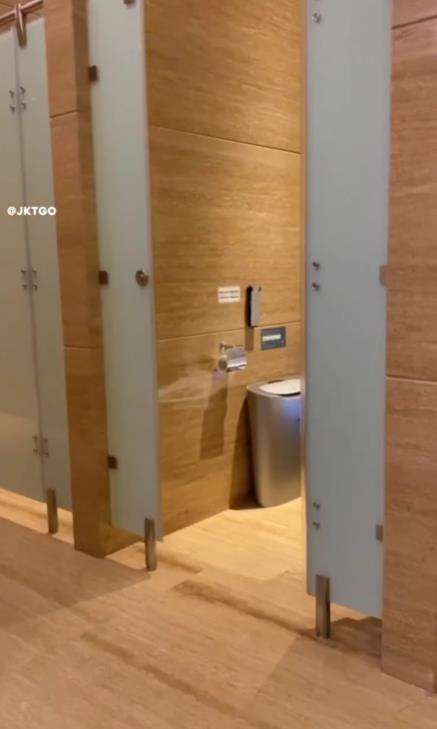 Toilet premium berbayar di pusat perbelanjaan.