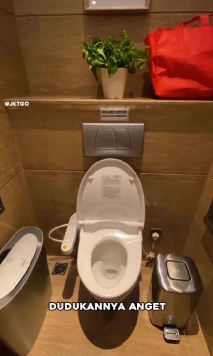 Toilet premium berbayar di pusat perbelanjaan.