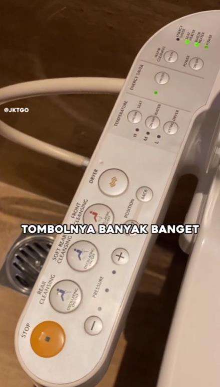 Toilet premium berbayar di pusat perbelanjaan.
