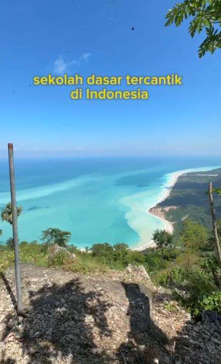Viral SD Negeri di NTT punya pemandangan cantik di belakang toiletnya.