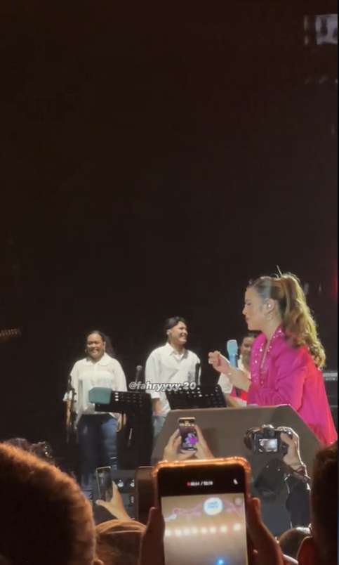 Raisa kasih cincin ke penonton