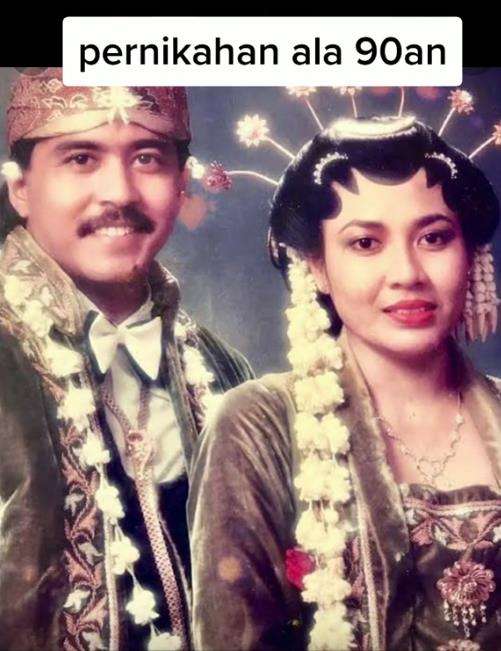 Potret pernikahan jadul tahun 90an yang unik dan penuh nostalgia.