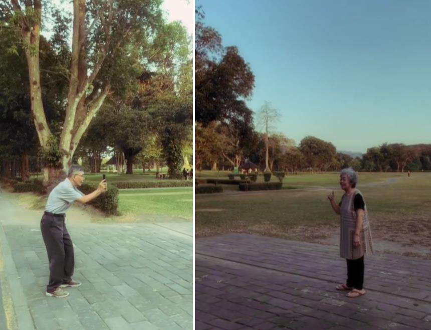 Momen haru sekaligus romantis kakek nenek foto di Candi Prambanan.