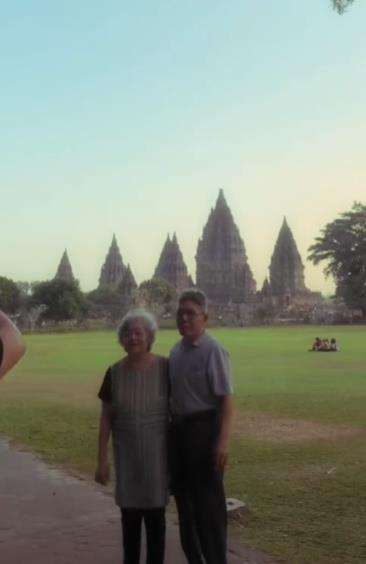 Momen haru sekaligus romantis kakek nenek foto di Candi Prambanan.