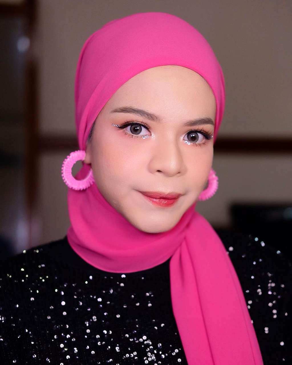 Memakai Makeup dan Turban