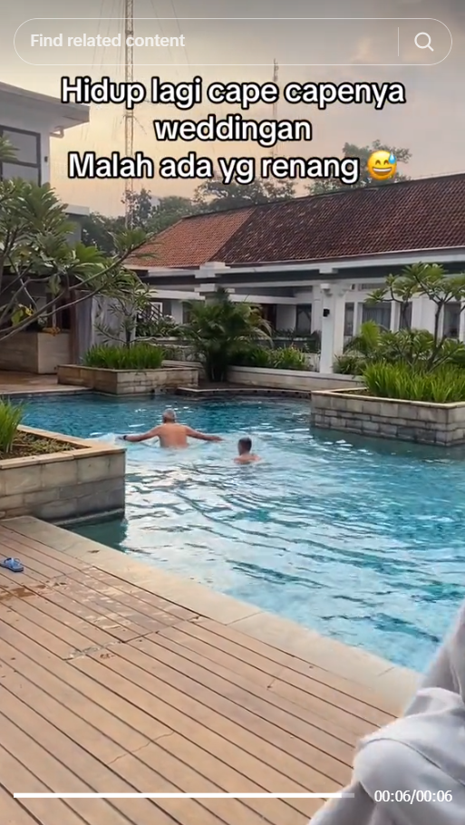 Pengantin Lagi Nangis Sungkeman, Malah Ada yang Berenang di Belakang Pelaminan, Apa Gak Awkward?