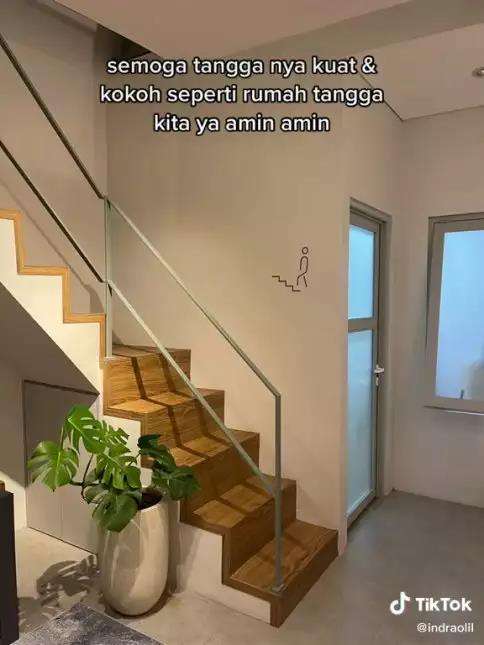 Renovasi total rumah jadul dua lantai.