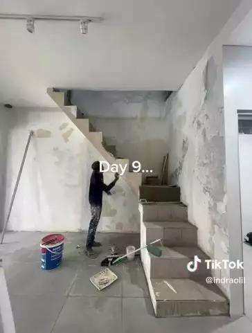 Renovasi total rumah jadul dua lantai.