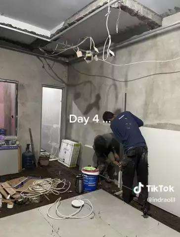 Renovasi total rumah jadul dua lantai.