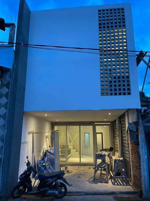 Renovasi total rumah jadul dua lantai.