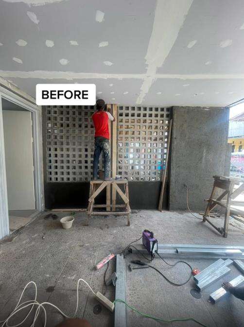 Renovasi total rumah jadul dua lantai.