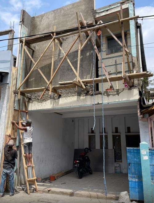 Renovasi total rumah jadul dua lantai.