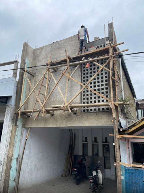 Renovasi total rumah jadul dua lantai.