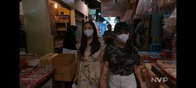 Potret Nikita Willy dan adiknya belanja ke pasar tradisional