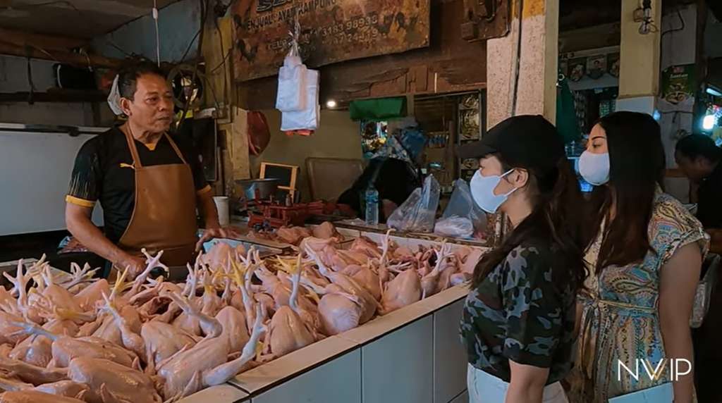 Potret Nikita Willy dan adiknya belanja ke pasar tradisional