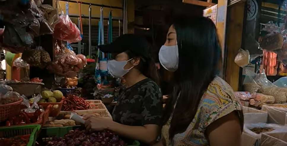 Potret Nikita Willy dan adiknya belanja ke pasar tradisional