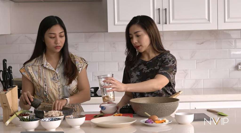 Potret Nikita Willy dan adik masak ayam dan Seblak