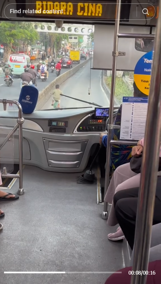 Momen Bocil Kayuh Sepeda Sekuat di Depan Busway, The Real Pelan-Pelan Pak Sopir