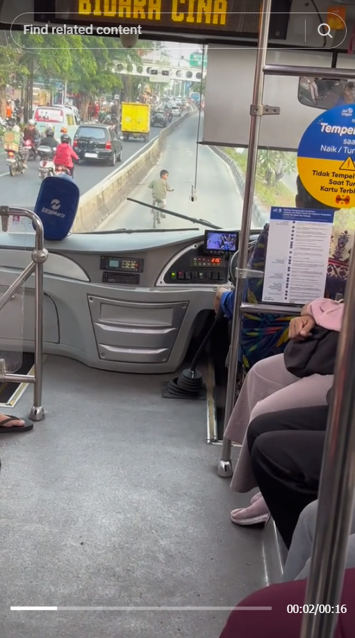 Momen Bocil Kayuh Sepeda Sekuat di Depan Busway, The Real Pelan-Pelan Pak Sopir