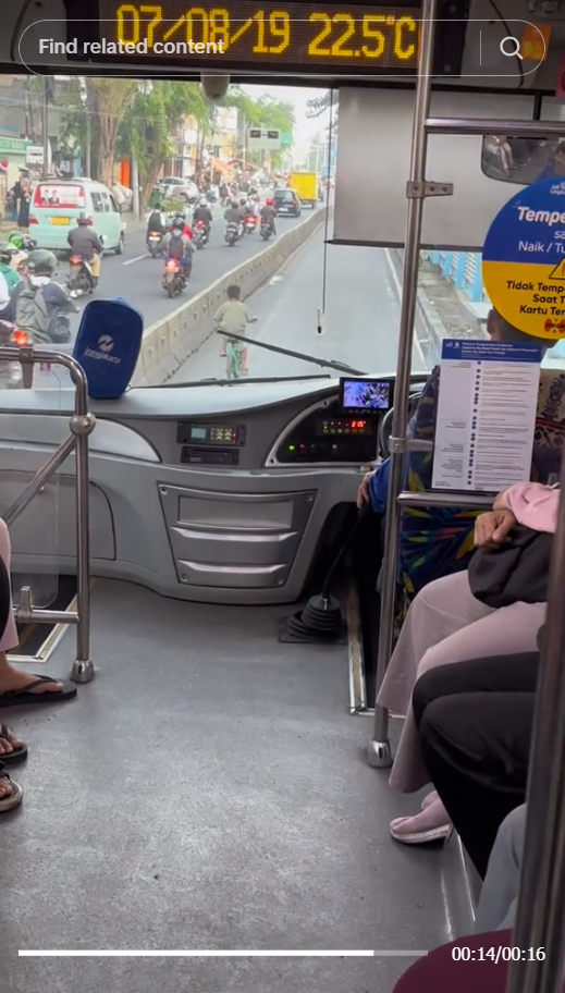 Momen Bocil Kayuh Sepeda Sekuat di Depan Busway, The Real Pelan-Pelan Pak Sopir