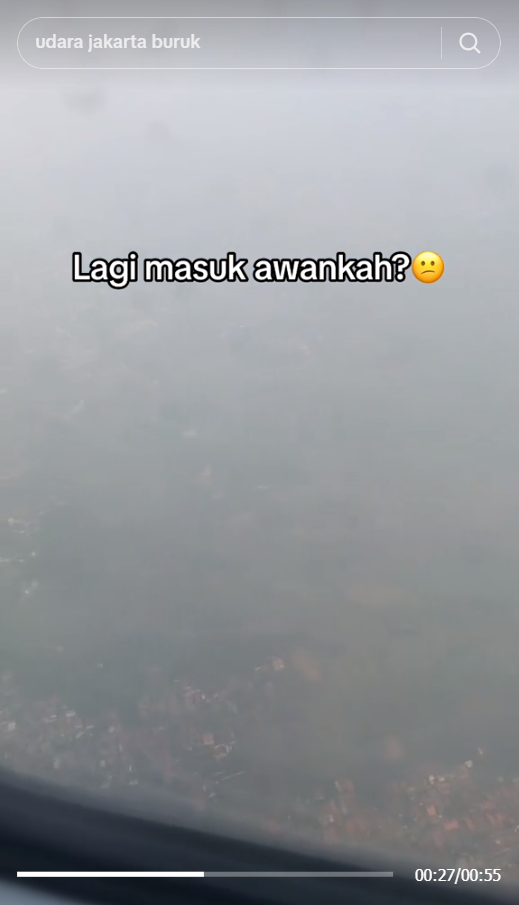 Wanita Rekam Perbandingan Langit Jakarta dan Yogyakarta dari Pesawat, Tampak Jelas Polusi Tebal di Ibukota