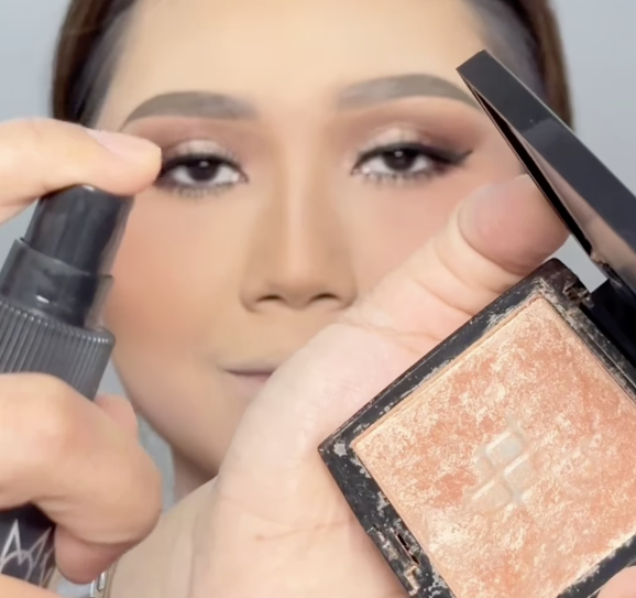 Memakai Highlighter Memakai Highlighter