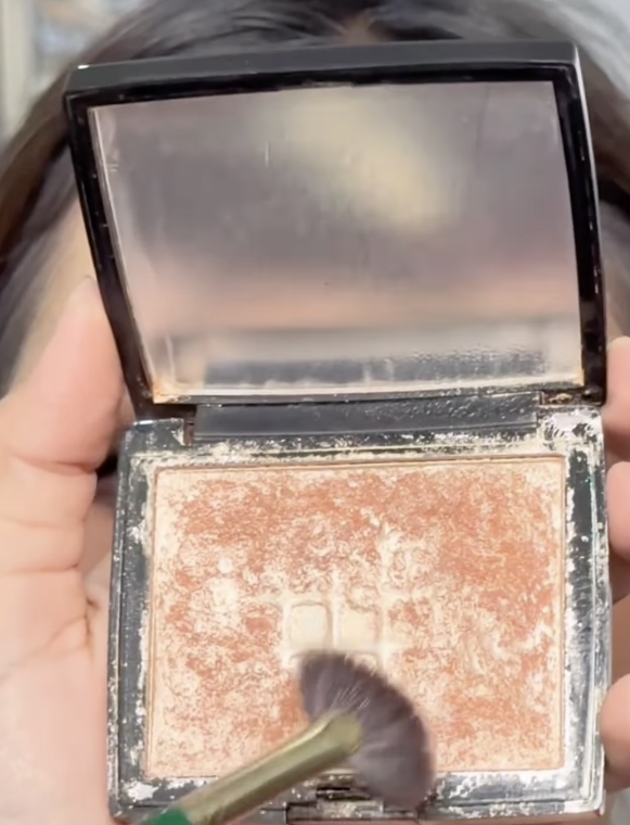 Memakai Highlighter Memakai Highlighter