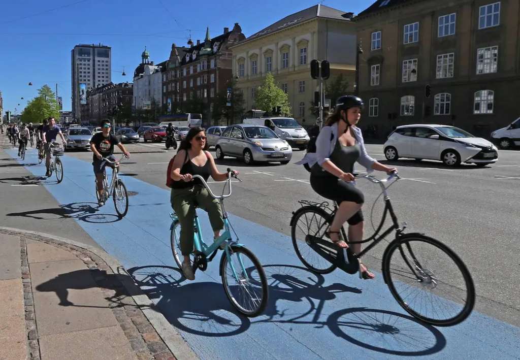 Bersepeda menjadi salah satu alat tranportasi utama di Kopenhagen Bersepeda menjadi salah satu alat tranportasi utama di Kopenhagen