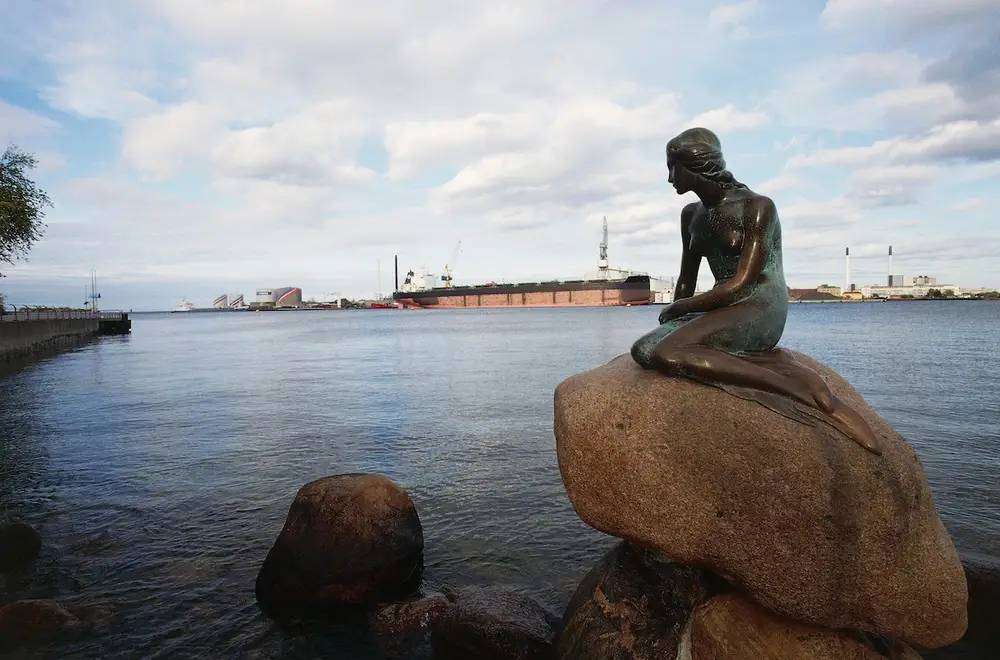 Patung The Little Mermaid, salah satu ciri khas kota Kopenhagen berdasar cerita anak-anak karya HC Andresen Patung The Little Mermaid, salah satu ciri khas kota Kopenhagen berdasar cerita anak-anak karya HC Andresen