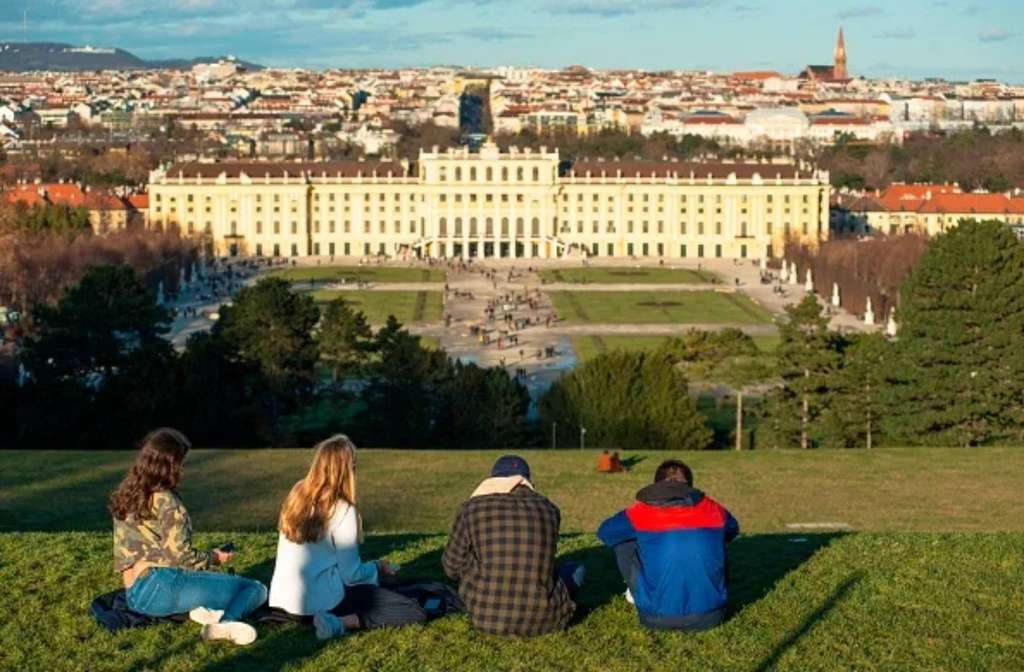 Warga Wina tengah bersantai dan melihat kotanya