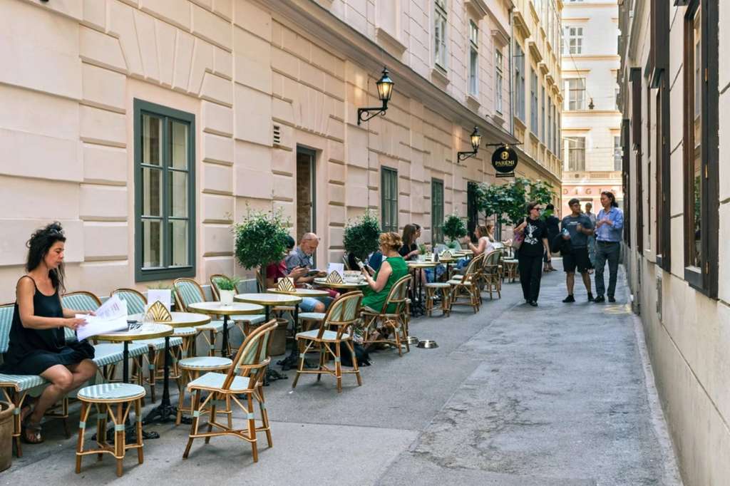 Budaya kafe dan ngopi di Wina cukup kuat meski di dalam gang